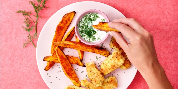Fishsticks van amandelmeel, frieten van zoete aardappelen en yoghurtsaus